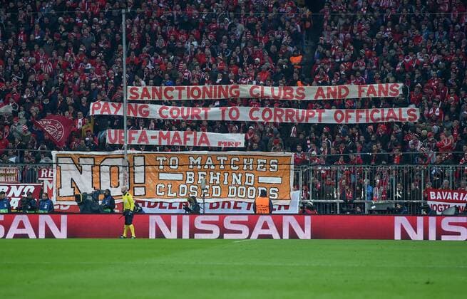FUSSBALL CHAMPIONS LEAGUE SAISON 2015 2016 ACHTELFINALE RUECKSPIEL FC Bayern Muenchen - Juventus Turin 16.03.2016 Bayern Fans hissen Banner mit der Aufschrift: UEFA-MAFIA - NO! TO MATCHES BEHIND CLOSED DOORS 