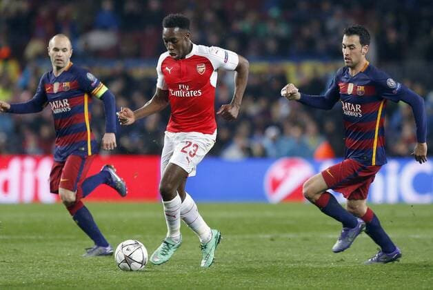 FC Barcelona Barca players Andres Iniesta (L) and Sergio Busquets (R) fight for the ball with Arsenal FC forward Danny Welbeck during a Champions League round 16 match held at Camp Nou stadium in Barcelona, Catalonia, Spain, 16 March 2016. EFE Andreu Dalmau BARCELONA VS ARSENAL !ACHTUNG: NUR REDAKTIONELLE NUTZUNG!  BAR005 20160316-635937616042052200