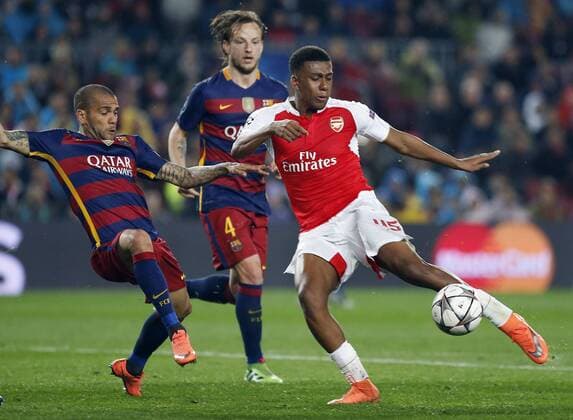 Arsenal FC Nigerian forward Alex Iwobi (R) and FC Barcelona Barca players Dani Alves (L) and Ivan Rakitic fight for the ball during a Champions League round 16 match held at Camp Nou stadium in Barcelona, Catalonia, Spain, 16 March 2016. BARCELONA VS ARSENAL !ACHTUNG: NUR REDAKTIONELLE NUTZUNG!  BAR009 20160316-635937619995248200