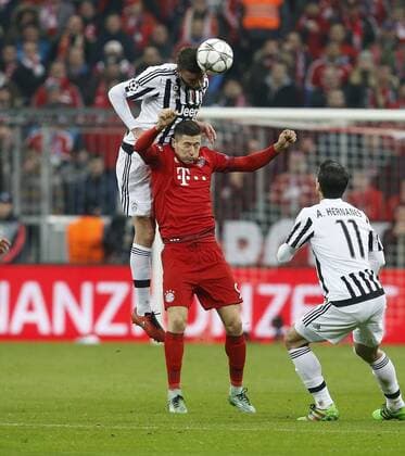 V.li. Andrea Barzagli (Juve), Robert Lewandowski (Bayern) , Hermanes (Juve) . FC Bayern München-Juventus Turin . München, GER, 16.03.2016, Achtelfinale Rückspiel, Fussball-Champions League 2015-2016 .