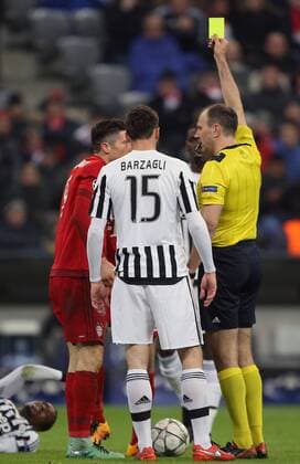 SOCCER - CL, Bayern vs Juventus MUNICH,GERMANY,16.MAR.16 - SOCCER - UEFA Champions League, Round of 16, FC Bayern Muenchen vs Juventus Turin. Image shows Andrea Barzagli (Juventus), Robert Lewandowski (Bayern) and referee Jonas Eriksson (SWE). Keywords: yellow card. GEPAxpictures xThomasxBachun