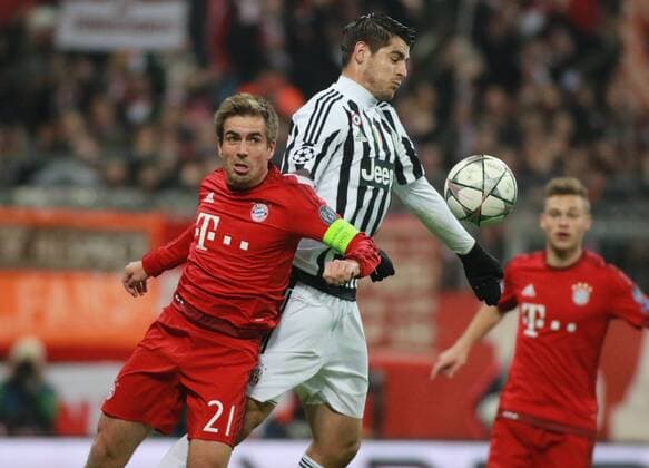Philipp Lahm (li.) und Joshua Kimmich (FC Bayern) gegen Alvaro Morata (Juventus) Fussball UEFA Champions League FC Bayern München - Juventus Turin 16.03.2016
