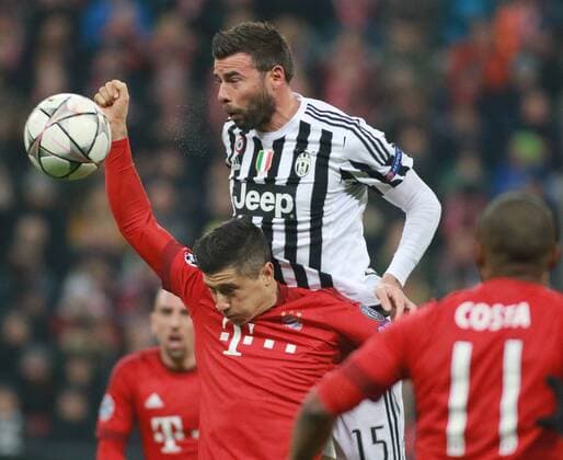 Robert Lewandowski (unten) (FC Bayern) gegen Andrea Berzagli (Juventus) Fussball UEFA Champions League FC Bayern München - Juventus Turin 16.03.2016