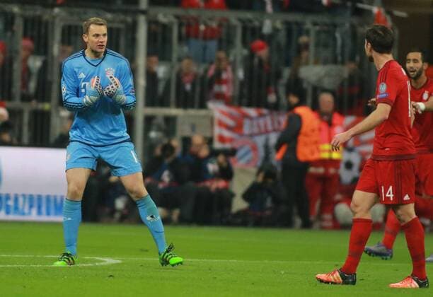 Manuel Neuer und Xabi Alonso (FC Bayern) nach dem 2-0 Fussball UEFA Champions League FC Bayern München - Juventus Turin 16.03.2016