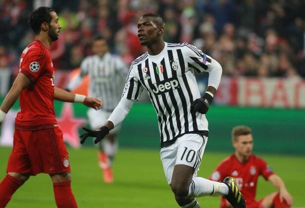 Joshua Kimmich (am Boden) und Mehdi Benatia (FC Bayern). Paul Pogba (Juventus) bejubelt das 1-0 Fussball UEFA Champions League FC Bayern München - Juventus Turin 16.03.2016