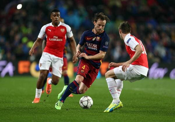 FC Barcelona Barca Croatian midfielder Ivan Rakitic (L) and Arsenal FC defense Nacho Monreal fight for the ball during a Champions League round 16 match held at Camp Nou stadium in Barcelona, Catalonia, Spain, 16 March 2016. BARCELONA VS ARSENAL !ACHTUNG: NUR REDAKTIONELLE NUTZUNG!  BAR011 20160316-635937624130057732