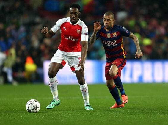 FC Barcelona Barca Brazilian Dani Alves (R) and Arsenal FC forward Danny Welbeck fight for the ball during a Champions League round 16 match held at Camp Nou stadium in Barcelona, Catalonia, Spain, 16 March 2016. BARCELONA VS ARSENAL !ACHTUNG: NUR REDAKTIONELLE NUTZUNG!  BAR012 20160316-635937624810049330