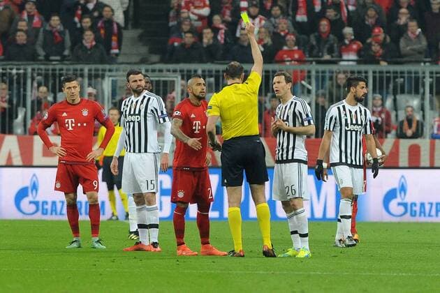 Muenchen Gelbe Karte, Verwarnung fuer Arturo Vidal (FC Bayern Meunchen) und Stephan Lichtsteiner (Juventus Turin) , Bayern Muenchen - Juventus Turin, Fussball ,Champions League, Achtelfinale, 16.03.2016 , Copyright: Stuetzle xEibner-Pressefoto ep_wse