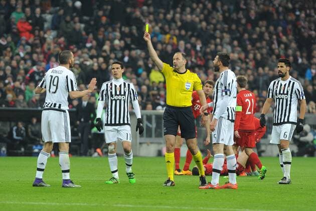 Muenchen Gelbe Karte, Verwarnung fuer Leonardo Bonucci (Juventus Turin) , Bayern Muenchen - Juventus Turin, Fussball ,Champions League, Achtelfinale, 16.03.2016 , Copyright: Stuetzle xEibner-Pressefoto ep_wse