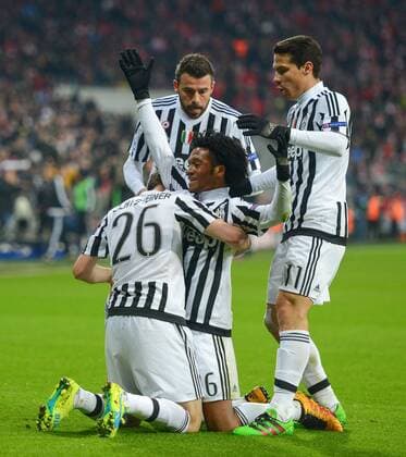 FUSSBALL CHAMPIONS LEAGUE SAISON 2015 2016 ACHTELFINALE RUECKSPIEL FC Bayern Muenchen - Juventus Turin 16.03.2016 Torjubel nach dem 0:2: Stephan Lichtsteiner, Juan Cuadrado, Andrea Barzagli und Hernanes (v.l., alle Juventus Turin) 