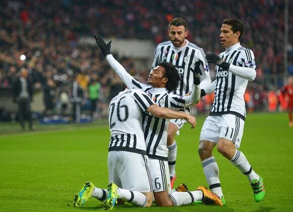 FUSSBALL CHAMPIONS LEAGUE SAISON 2015 2016 ACHTELFINALE RUECKSPIEL FC Bayern Muenchen - Juventus Turin 16.03.2016 Torjubel nach dem 0:2: Stephan Lichtsteiner, Juan Cuadrado, Andrea Barzagli und Hernanes (v.l., alle Juventus Turin) 