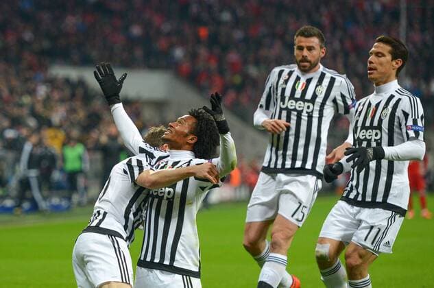 FUSSBALL CHAMPIONS LEAGUE SAISON 2015 2016 ACHTELFINALE RUECKSPIEL FC Bayern Muenchen - Juventus Turin 16.03.2016 Torjubel nach dem 0:2: Stephan Lichtsteiner, Juan Cuadrado, Andrea Barzagli und Hernanes (v.l., alle Juventus Turin) 
