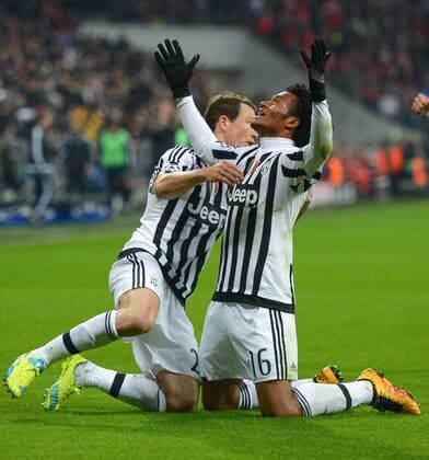 FUSSBALL CHAMPIONS LEAGUE SAISON 2015 2016 ACHTELFINALE RUECKSPIEL FC Bayern Muenchen - Juventus Turin 16.03.2016 Torjubel nach dem 0:2: Stephan Lichtsteiner und Juan Cuadrado (v.l., alle Juventus Turin) 