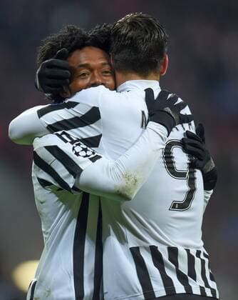 FUSSBALL CHAMPIONS LEAGUE SAISON 2015 2016 ACHTELFINALE RUECKSPIEL FC Bayern Muenchen - Juventus Turin 16.03.2016 Torjubel nach dem 0:2: Juan Cuadrado (li) und Alvaro Morata (re, beide Juventus Turin) 