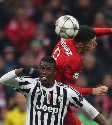 SOCCER - CL, Bayern vs Juventus MUNICH,GERMANY,16.MAR.16 - SOCCER - UEFA Champions League, Round of 16, FC Bayern Muenchen vs Juventus Turin. Image shows Paul Pogba (Juventus) and Robert Lewandowski (Bayern). GEPAxpictures xThomasxBachun
