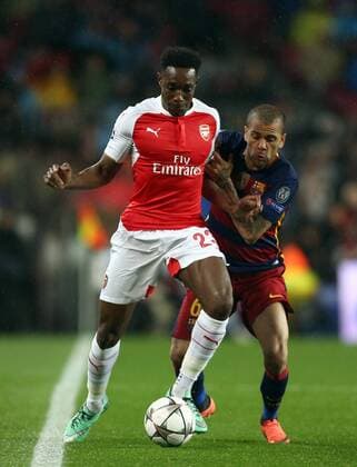 FC Barcelona Barca Brazilian defense Dani Alves (R) and Arsenal FC forward Danny Welbeck fight for the ball during a Champions League round 16 match held at Camp Nou stadium in Barcelona, Catalonia, Spain, 16 March 2016. BARCELONA VS ARSENAL !ACHTUNG: NUR REDAKTIONELLE NUTZUNG!  BAR014 20160316-635937627994766982