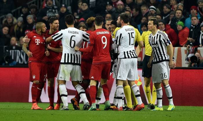 16.03.2016, xjhx, Fussball Champions League, FC Bayern Muenchen - Juventus Turin, emspor, v.l. Rudelbildung mit Spieler vom FC Bayern Muenchen und Spieler von Juventus Turin