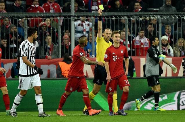 16.03.2016, xjhx, Fussball Champions League, FC Bayern Muenchen - Juventus Turin, emspor, v.l. Referee Schiedsrichter Jonas Eriksson zeigt Arturo Vidal (FC Bayern Muenchen) die Gelbe Karte fuer, receive a yellow card, Joshua Kimmich (FC Bayern Muenchen)