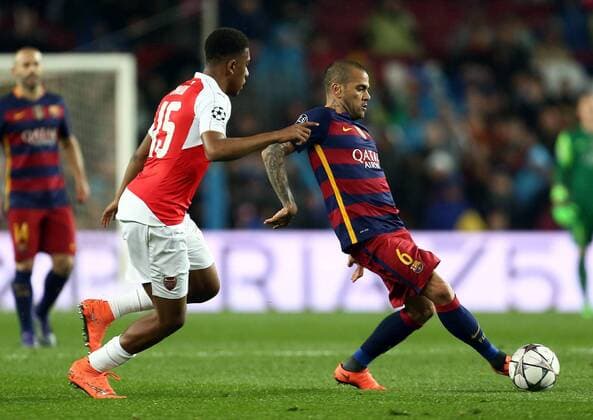 FC Barcelona Barca Brazilian defense Dani Alves (R) and Arsenal FC Alex Iwobi fight for the ball during a Champions League round 16 match held at Camp Nou stadium in Barcelona, Catalonia, Spain, 16 March 2016. BARCELONA VS ARSENAL !ACHTUNG: NUR REDAKTIONELLE NUTZUNG!  BAR015 20160316-635937628004906982