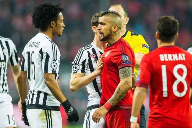 Mittwoch 16.03.2016, CL, UEFA Champions League, Saison 2015 2016, Achtelfinale Rueckspiel in Muenchen, FC Bayern Muenchen - Juventus Turin, streit v-l Juan Cuadrado (Juventus Turin 16) Arturo Erasmo Vidal (FC Bayern 23) DeFodi507
