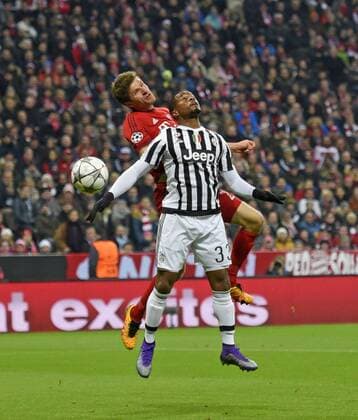 16.03.2016, Fussball Championsleague 2015 2016, Achtelfinale Rückspiel, FC Bayern München - Juventus Turin, in der Allianzarena München. v.li: Thomas Müller (FC Bayern München) gegen Patrice Evra (Turin). 