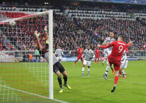 Robert LEWANDOWSKI, FCB 9 Torschuss, schiesst das Tor zum 1-2 FC BAYERN MUENCHEN - JUVENTUS TURIN Achtelfinale, Football UEFA Champions League, Munich, 16.03.2016 CL Saison 2015 2016