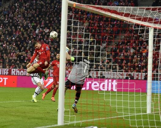 16.03.2016, Fussball Championsleague 2015 2016, Achtelfinale Rückspiel, FC Bayern München - Juventus Turin, in der Allianzarena München. Anschlusstor zum 1:2 von Robert Lewandowski (li, FC Bayern München) gegen Torwart Gianluigi Buffon (Turin). 