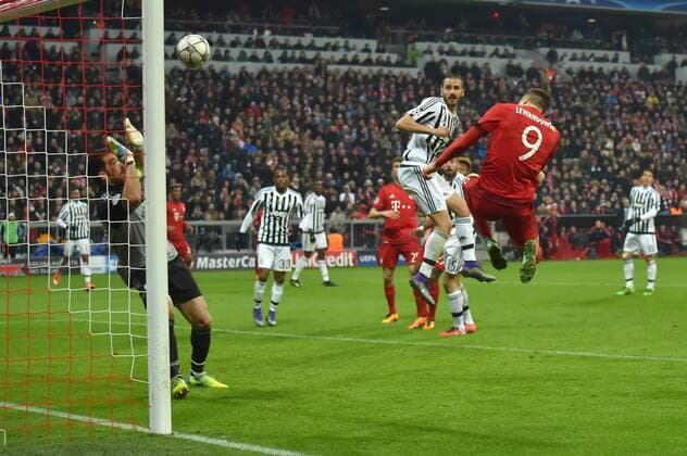 16.03.2016, Fussball, Saison 2015 2016, Champions League, Achtelfinale, FC Bayern Muenchen - Juventus Turin, Robert Lewandowski (Bayern Muenchen), re., erzielt mit diesem Kopfball das Tor zum 1:2