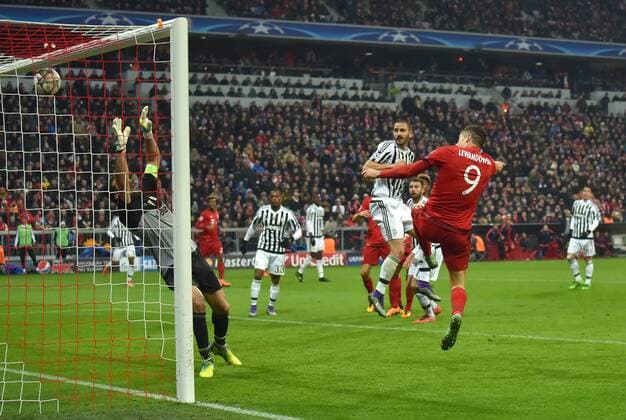 16.03.2016, Fussball, Saison 2015 2016, Champions League, Achtelfinale, FC Bayern Muenchen - Juventus Turin, Robert Lewandowski (Bayern Muenchen), re., erzielt mit diesem Kopfball das Tor zum 1:2