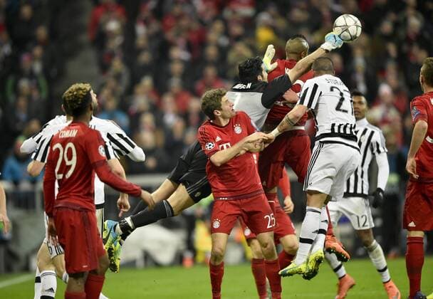 Torwart Gianluigi Buffon Juventus Turin Aktion Abwehrschlacht FC Bayern München FCB vs Juventus Turin UEFA Champions-League CL Achtelfinale Rückspiel Saison 2015 2016 München Allianz Arena 16.03.2016 FC Bayern München FCB vs Juventus Turin