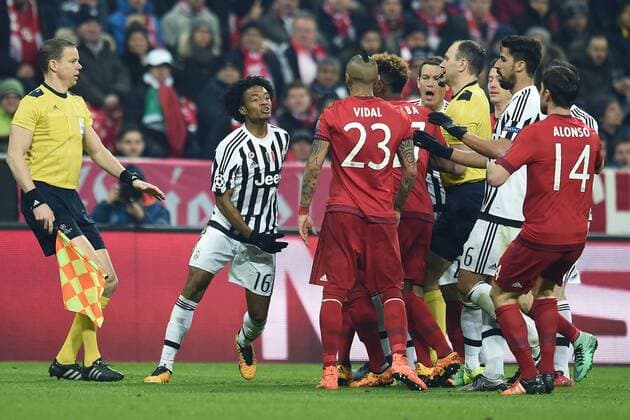 München, Deutschland - Fussball, Champions League, FC Bayern München vs. Juventus Turin: Juan Cuadrado-Arturo Vidal 