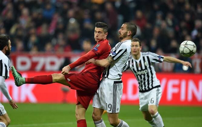FUSSBALL CHAMPIONS LEAGUE SAISON 2015 2016 ACHTELFINALE RUECKSPIEL FC Bayern Muenchen - Juventus Turin 16.03.2016 Robert Lewandowski (li, FC Bayern Muenchen) gegen Leonardo Bonucci (re, Juventus Turin) 