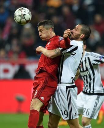 FUSSBALL CHAMPIONS LEAGUE SAISON 2015 2016 ACHTELFINALE RUECKSPIEL FC Bayern Muenchen - Juventus Turin 16.03.2016 Robert Lewandowski (li, FC Bayern Muenchen) gegen Leonardo Bonucci (re, Juventus Turin) 