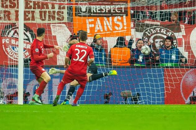 Mittwoch 16.03.2016, CL, UEFA Champions League, Saison 2015 2016, Achtelfinale Rueckspiel in Muenchen, FC Bayern Muenchen - Juventus Turin, Robert Lewandowski (FC Bayern 9) erzielt das 1 zu 2 DeFodi507