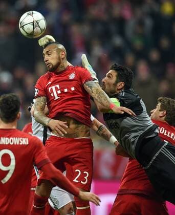 FUSSBALL CHAMPIONS LEAGUE SAISON 2015 2016 ACHTELFINALE RUECKSPIEL FC Bayern Muenchen - Juventus Turin 16.03.2016 Torwart Gianluigi Buffon (re, Juventus Turin) kann gegen Arturo Vidal (FC Bayern Muenchen) retten 