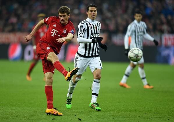 FUSSBALL CHAMPIONS LEAGUE SAISON 2015 2016 ACHTELFINALE RUECKSPIEL FC Bayern Muenchen - Juventus Turin 16.03.2016 Thomas Mueller (li, FC Bayern Muenchen) gegen Hernanes (re, Juventus Turin) 