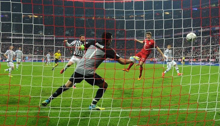 16.03.2016, Fussball, Saison 2015 2016, Champions League, Achtelfinale, FC Bayern Muenchen - Juventus Turin, Thomas Mueller, Thomas Müller (Bayern Muenchen), re., erzielt mit diesem Kopfball das Tor zum 2:2