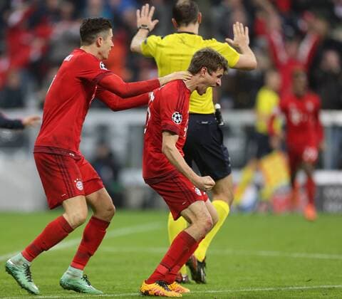SOCCER - CL, Bayern vs Juventus MUNICH,GERMANY,16.MAR.16 - SOCCER - UEFA Champions League, Round of 16, FC Bayern Muenchen vs Juventus Turin. Image shows the rejoicing of Robert Lewandowski and Thomas Mueller (Bayern). GEPAxpictures xThomasxBachun