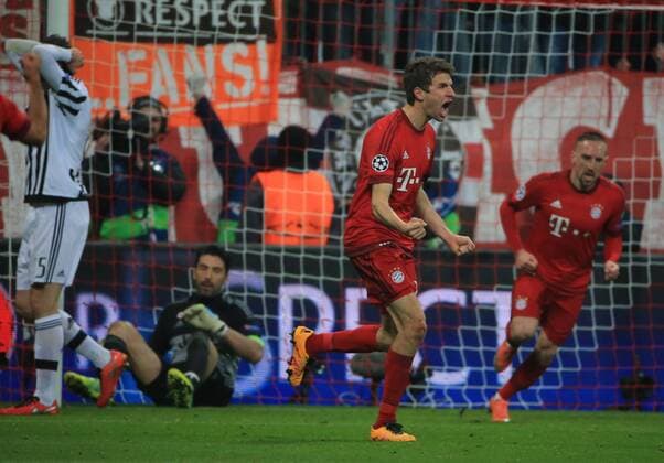 16.03.2016, CL, FC Bayern vs Juventus Turin, Allianz Arena München, Fussball, im Bild: 2:2 Thomas Mueller (FCB) Gianligi Buffon (Juve) am Boden