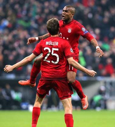 München Fußball Champions League Bayern München vs. Juventus Turin, Torschütze Thomas Müller (Bayern) jubelt über sein Tor zum 2:2 mit Douglas Costa (rechts)