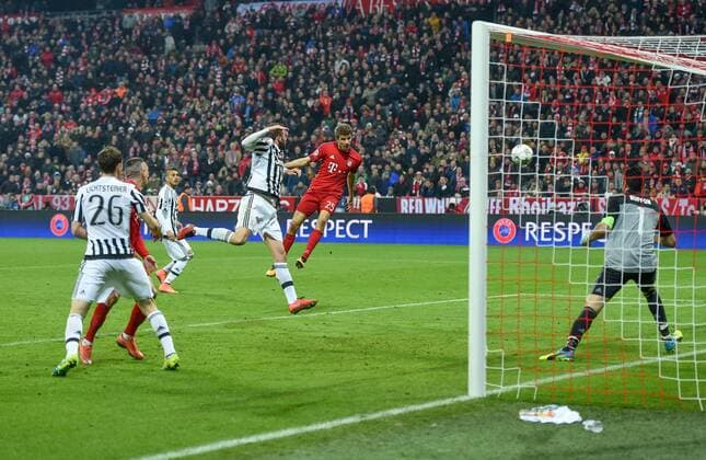 FUSSBALL CHAMPIONS LEAGUE SAISON 2015 2016 ACHTELFINALE RUECKSPIEL FC Bayern Muenchen - Juventus Turin 16.03.2016 Thomas Mueller (Mitte, FC Bayern Muenchen) erzielt per Kopf das Tor zum 2:2. Andrea Barzagli (li) und Torwart Gianluigi Buffon (re, beide Juventus Turin) kommen zu spaet 
