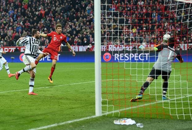 FUSSBALL CHAMPIONS LEAGUE SAISON 2015 2016 ACHTELFINALE RUECKSPIEL FC Bayern Muenchen - Juventus Turin 16.03.2016 Thomas Mueller (Mitte, FC Bayern Muenchen) erzielt per Kopf das Tor zum 2:2. Andrea Barzagli (li) und Torwart Gianluigi Buffon (re, beide Juventus Turin) kommen zu spaet 