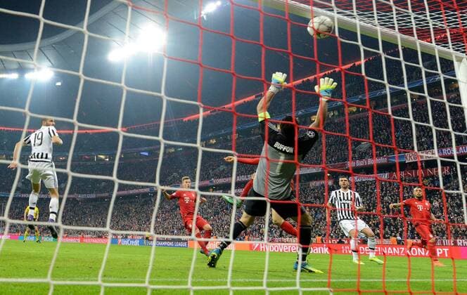 16.03.2016, xjhx, Fussball Champions League, FC Bayern Muenchen - Juventus Turin, emspor, v.l. Robert Lewandowski (FC Bayern Muenchen), Gianluigi Buffon (Juventus Turin) Goal scored, Tor zum 1:2