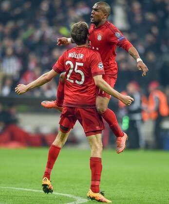 FUSSBALL CHAMPIONS LEAGUE SAISON 2015 2016 ACHTELFINALE RUECKSPIEL FC Bayern Muenchen - Juventus Turin 16.03.2016 Thomas Mueller (li) und Douglas Costa (re, beide FC Bayern Muenchen) jubeln nach dem Tor zum 2:2 