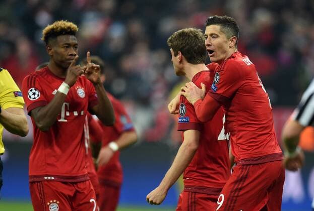 FUSSBALL CHAMPIONS LEAGUE SAISON 2015 2016 ACHTELFINALE RUECKSPIEL FC Bayern Muenchen - Juventus Turin 16.03.2016 Jubel nach dem 2:2: David Alaba, Thomas Mueller und Robert Lewandowski (v.l., alle FC Bayern Muenchen) 
