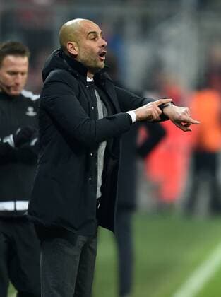 FUSSBALL CHAMPIONS LEAGUE SAISON 2015 2016 ACHTELFINALE RUECKSPIEL FC Bayern Muenchen - Juventus Turin 16.03.2016 Trainer Pep Guardiola (FC Bayern Muenchen) hat die Uhrzeit genau im Blick 