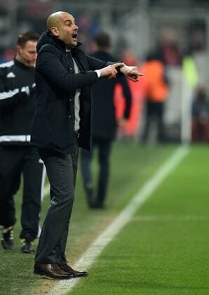 FUSSBALL CHAMPIONS LEAGUE SAISON 2015 2016 ACHTELFINALE RUECKSPIEL FC Bayern Muenchen - Juventus Turin 16.03.2016 Trainer Pep Guardiola (FC Bayern Muenchen) hat die Uhrzeit genau im Blick 