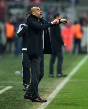 FUSSBALL CHAMPIONS LEAGUE SAISON 2015 2016 ACHTELFINALE RUECKSPIEL FC Bayern Muenchen - Juventus Turin 16.03.2016 Trainer Pep Guardiola (FC Bayern Muenchen) hat die Uhrzeit genau im Blick 