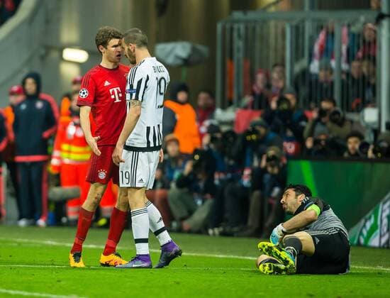 Mittwoch 16.03.2016, CL, UEFA Champions League, Saison 2015 2016, Achtelfinale Rueckspiel in Muenchen, FC Bayern Muenchen - Juventus Turin, v-l streit, Thomas Mueller (FC Bayern 25) Leonardo Bonucci (Juventus Turin 19) wegen Torwart Gianluigi Buffon (Juventus Turin 1) DeFodi507