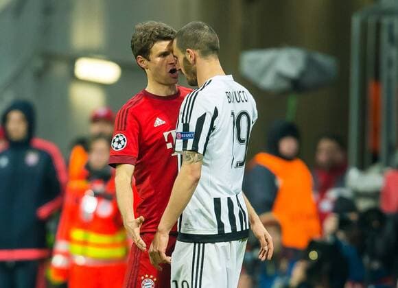 Mittwoch 16.03.2016, CL, UEFA Champions League, Saison 2015 2016, Achtelfinale Rueckspiel in Muenchen, FC Bayern Muenchen - Juventus Turin, v-l streit, Thomas Mueller (FC Bayern 25) Leonardo Bonucci (Juventus Turin 19) wegen Torwart Gianluigi Buffon (Juventus Turin 1) DeFodi507